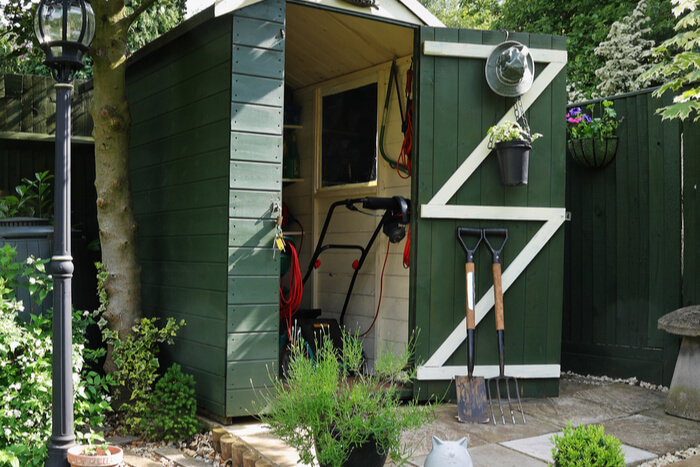 Top 12 des Outils À Avoir Dans Un Abri de Jardin en Bois