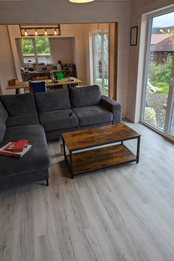 Cabane-en-rondins-sur-mesure-Salon-JULIA-de-Pineca