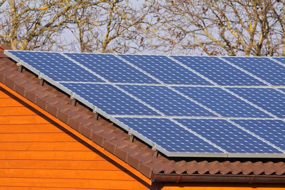 il-est-recommandé-de-procéder-à-une-intégration-des-panneaux-photovoltaïque-dans-la-conception-même-de-votre-abri-en-bois11153