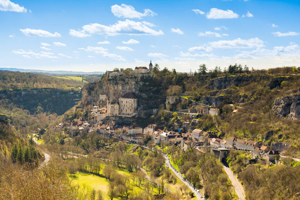 Chalets-en-bois-dans-le-village-de-Rocamadour