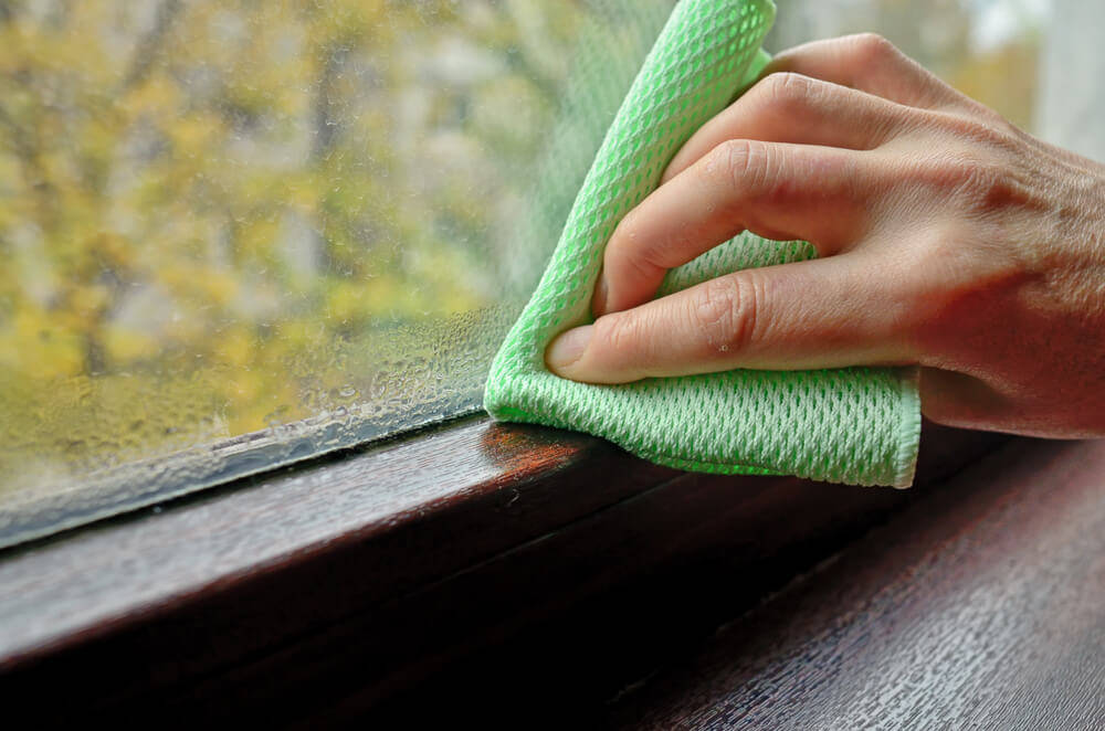 La-condensation-est-un-phénomène-naturel-dû-à-la-vapeur-d’eau-qui-s’accumule-dans-du-chalet-en-bois04125