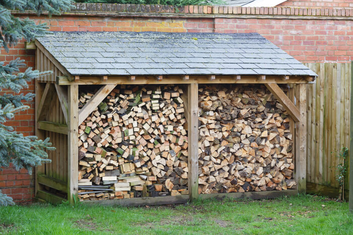 Un abri bûcher qui sert à stocker votre bois et à faire du rangement !