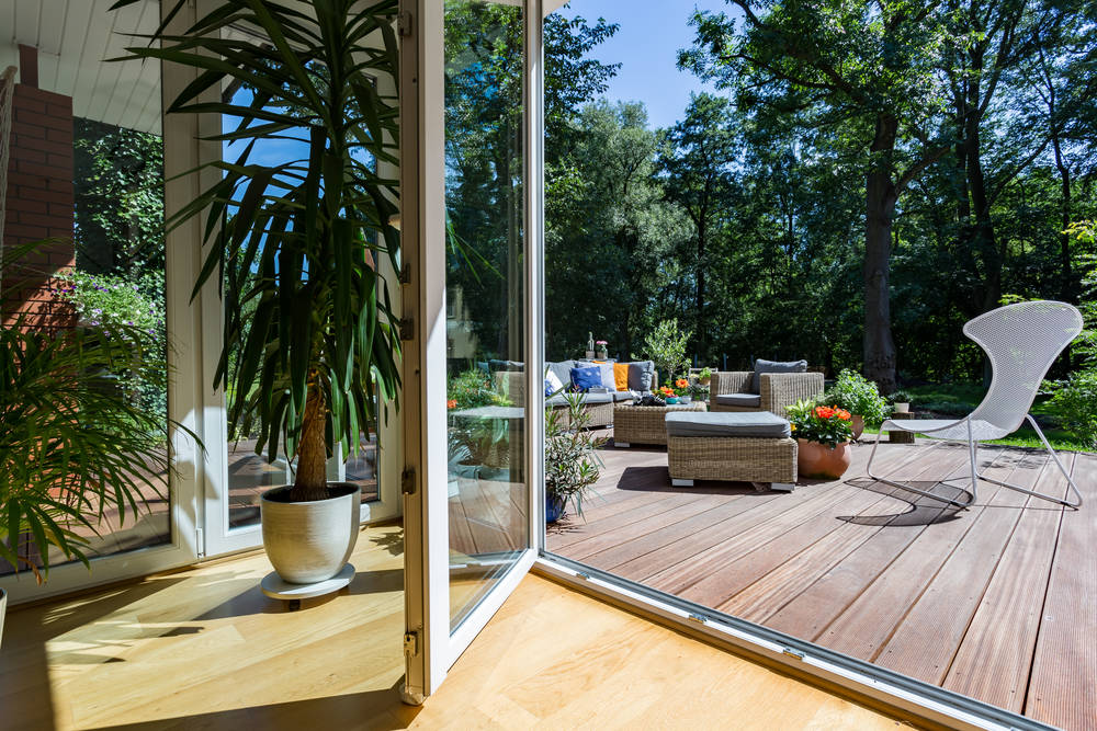 La-terrasse,-elle-permet-de-gagner-plus-d’espace-dans-le-chalet-de-jardin1502