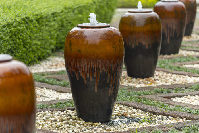 Intérieur extérieur dans le jardin, vase en céramique fontaine