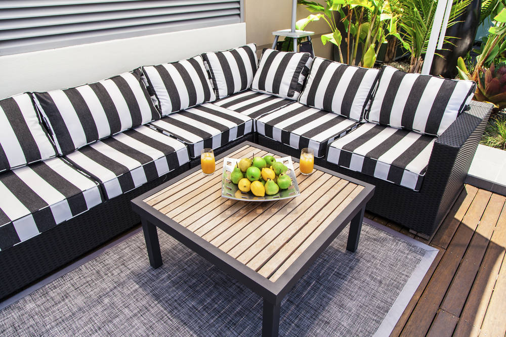 Meubles-en-terrasse-dans-un-chalet-en-bois