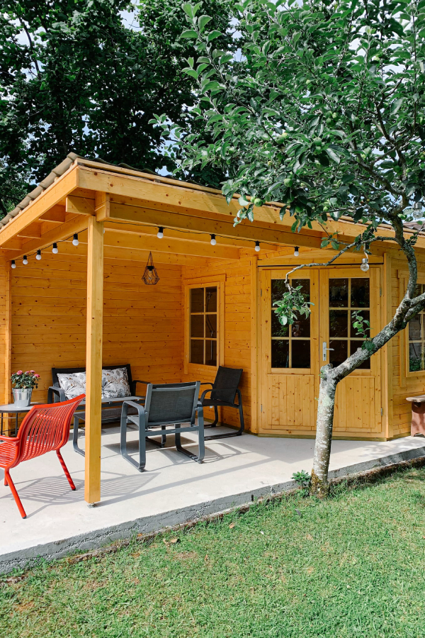 Choisir-entre-une-cabane-de-jardin-en-bois-simple-ou-isolée