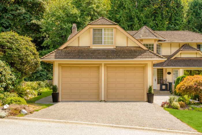 Comment isoler la porte d'un garage en bois ?