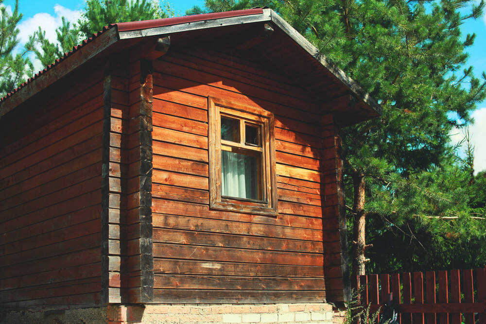 la-cabane-de-jardin-en-bois-peut-être-habitée-pendant-de-nombreuses-années07035