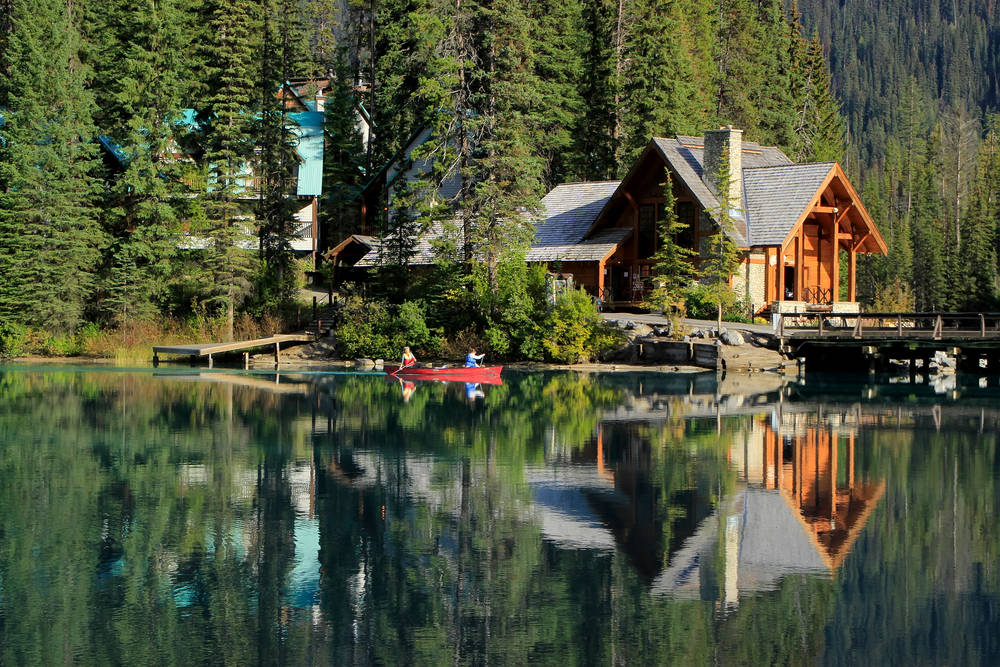 Le-chalet-en-bois-dans-les-montagnes