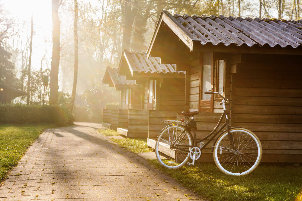 la-cabane-de-jardin-en-bois-est-le-genre-de-construction07034