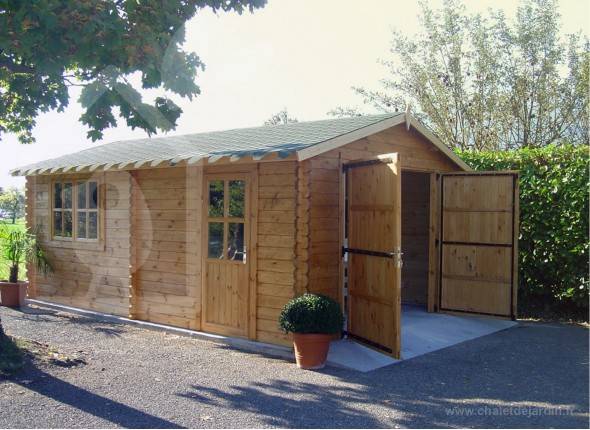 Garage en bois portes ouvertes