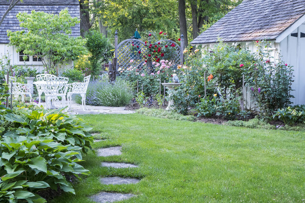 La-meilleure-manière-de-mettre-en-valeur-votre-maison-de-jardin-consiste-à-choisir-un-aménagement-optimal08024
